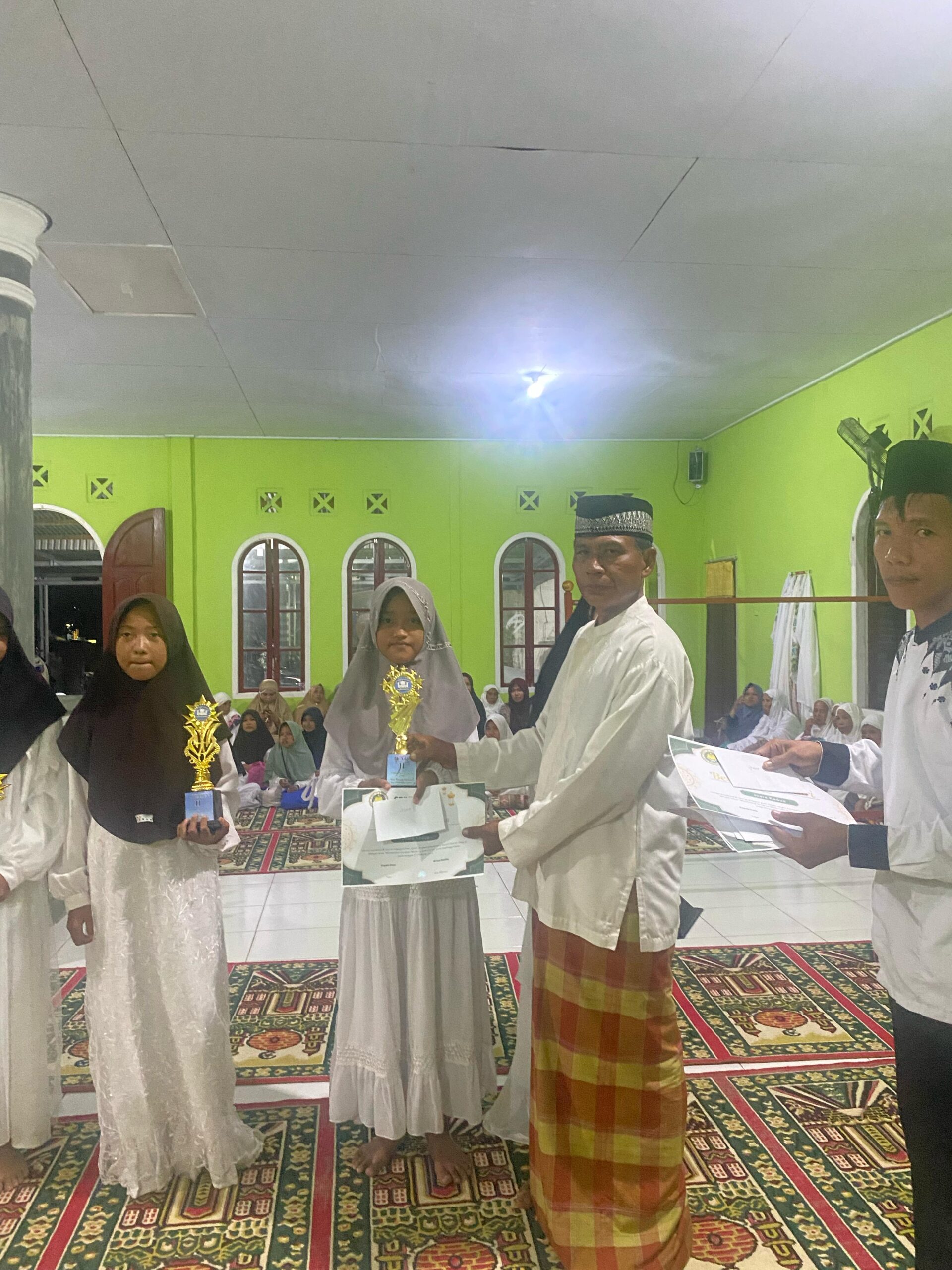 Kepada Desa Tanjung Harapan Membagikan hadiah kepada peserta juara lomba 